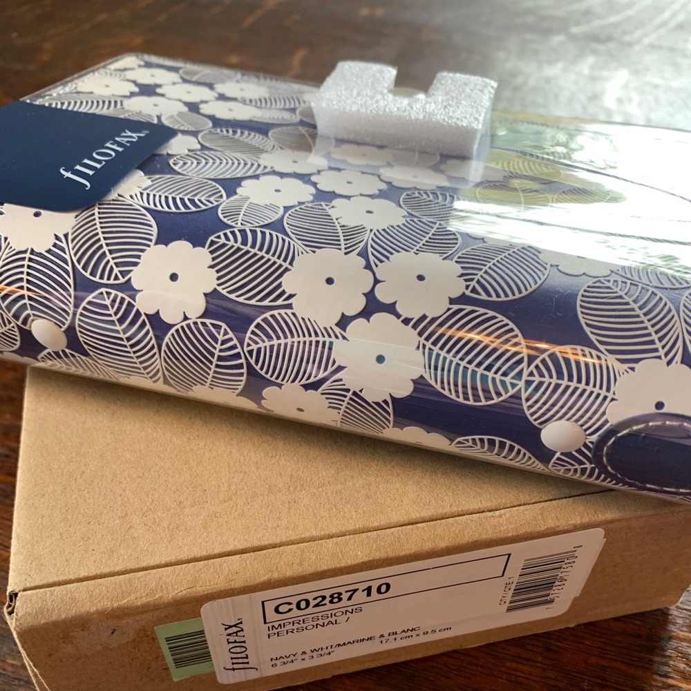 NIB BEAUTIFUL ladies floral Filofax date book.